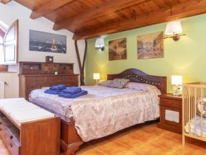 ein Schlafzimmer mit einem Bett mit blauen Handtüchern darauf in der Unterkunft Holiday Home Mas Ambros by Interhome in Calonge