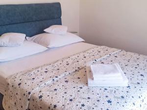Posteľ alebo postele v izbe v ubytovaní Apartment Ana-2 by Interhome