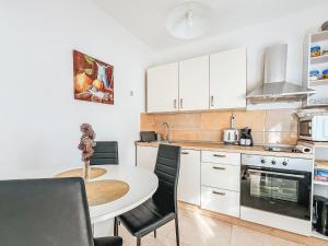 eine Küche mit Tisch und Stühlen in einem Zimmer in der Unterkunft Apartment Lucia by Interhome in Zadar