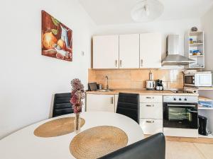 eine Küche mit Tisch und Stühlen in einem Zimmer in der Unterkunft Apartment Lucia by Interhome in Zadar