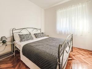 ein Schlafzimmer mit einem Bett und einem Fenster in der Unterkunft Apartment Lucia by Interhome in Zadar