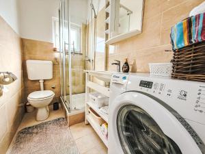 eine Waschmaschine in einem Badezimmer mit Toilette in der Unterkunft Apartment Lucia by Interhome in Zadar + 14 Fotos