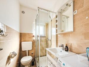 Ein Badezimmer in der Unterkunft Apartment Lucia by Interhome
