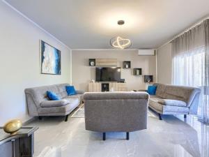 Televízia a/alebo spoločenská miestnosť v ubytovaní Holiday Home Filipana by Interhome