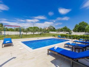 Bazén v ubytovaní Holiday Home Filipana by Interhome alebo v jeho blízkosti