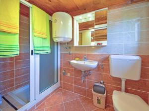 Koupelna v ubytování Holiday Home Karolina by Interhome