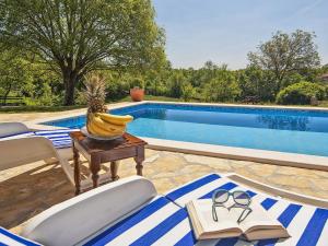 Bazén v ubytování Holiday Home Mila by Interhome nebo v jeho okolí