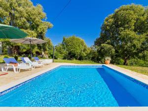 Bazén v ubytování Holiday Home Mila by Interhome nebo v jeho okolí