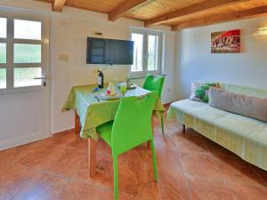 TV a/nebo společenská místnost v ubytování Holiday Home Karolina by Interhome