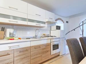 Kuchyň nebo kuchyňský kout v ubytování Holiday Home Mila by Interhome