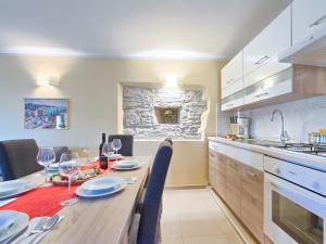 Kuchyň nebo kuchyňský kout v ubytování Holiday Home Mila by Interhome