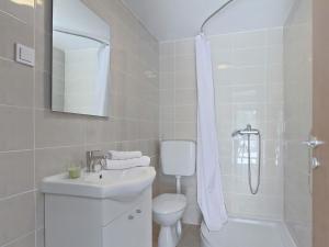 Koupelna v ubytování Holiday Home Mila by Interhome