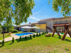 Bazén v ubytování Holiday Home Mila by Interhome nebo v jeho okolí