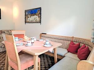 jadalnia ze stołem i kanapą w obiekcie Apartment Fichtenblick App- 3 by Interhome w mieście Auffach