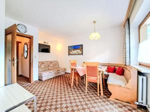 salon ze stołem i kanapą w obiekcie Apartment Fichtenblick App- 3 by Interhome w mieście Auffach