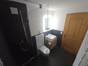 Koupelna v ubytování Apartment Gletscherhorn II - Tapia by Interhome