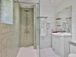 Phòng tắm tại Holiday Home La Colinoise by Interhome