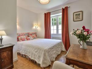 Giường trong phòng chung tại Holiday Home La Colinoise by Interhome