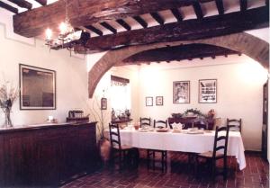 a dining room with a white table and chairs at Villa Mustafà in Montefalco