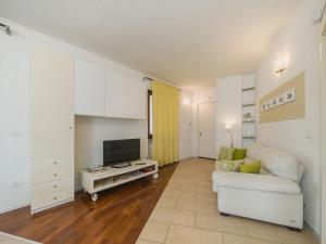 ein Wohnzimmer mit einem weißen Sofa und einem Fernseher in der Unterkunft Holiday Home Casa Melograno by Interhome in Sestri Levante