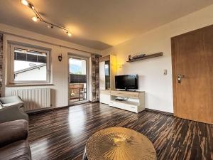 Televízia a/alebo spoločenská miestnosť v ubytovaní Apartment Hannah Lena by Interhome