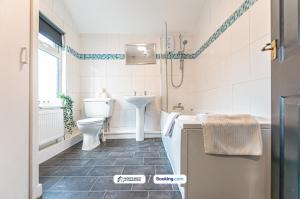 Koupelna v ubytování Newly Refurbished 3 Bedroom House (Preston)