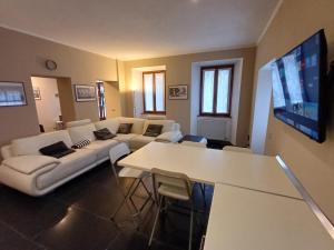 a living room with a couch and a table at Casa Sinetta Como Lake in Acquaseria