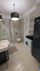 Un baño con lavabo y lavadora. en Apartamenty Morze Wygody, en Międzywodzie 104 fotos más