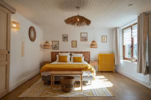 Giường trong phòng chung tại Les Gîtes de Juliane - Calme & spa en altitude - Alsace +114 ảnh