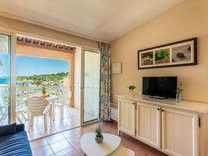 TV a/nebo společenská místnost v ubytování Apartment Les Rivages de Coudoulière-9 by Interhome