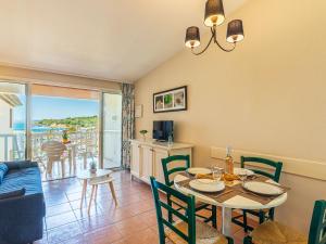 TV a/nebo společenská místnost v ubytování Apartment Les Rivages de Coudoulière-9 by Interhome