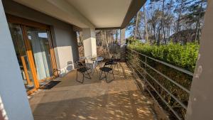Un patio con sillas y una mesa en un balcón. en Apartamenty Morze Wygody, en Międzywodzie