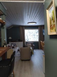 MuuruvesiにあるGreen Dreamのリビングルーム(ソファ、椅子、窓付)