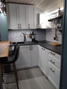 MuuruvesiにあるGreen Dreamの白いキャビネットとシンクのあるキッチン