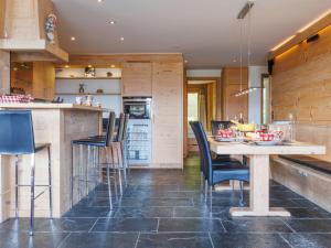 O bucătărie sau chicinetă la Apartment Le Montagnard 6 by Interhome