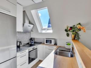 Kuchyň nebo kuchyňský kout v ubytování Holiday Home Ferienhaus Bude 92 by Interhome