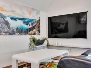 TV a/nebo společenská místnost v ubytování Holiday Home Ferienhaus Bude 92 by Interhome