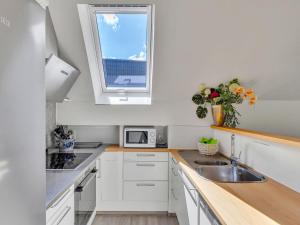 Kuchyň nebo kuchyňský kout v ubytování Holiday Home Ferienhaus Bude 92 by Interhome
