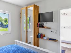 TV a/nebo společenská místnost v ubytování Holiday Home Ferienhaus Bude 92 by Interhome