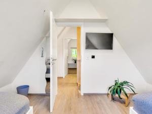 TV a/nebo společenská místnost v ubytování Holiday Home Ferienhaus Bude 92 by Interhome