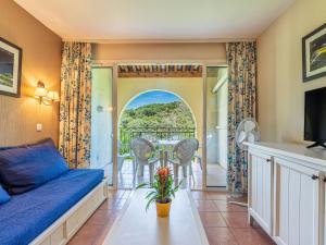 TV a/nebo společenská místnost v ubytování Apartment Les Rivages de Coudoulière-7 by Interhome