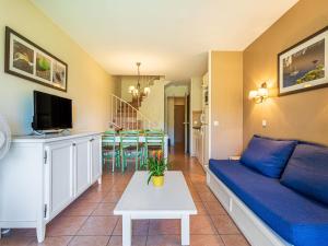 TV a/nebo společenská místnost v ubytování Apartment Les Rivages de Coudoulière-7 by Interhome