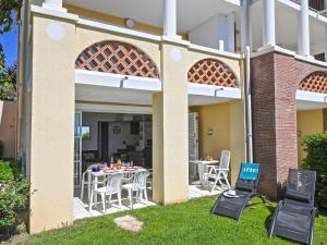 Patio alebo iná vonkajšia časť ubytovania Apartment Les Bastides - I3 049 by Interhome