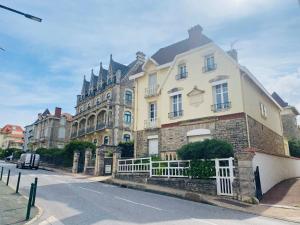 un grand bâtiment en bordure de rue dans l'établissement Apartment Villa Brillante by Interhome, à Biarritz