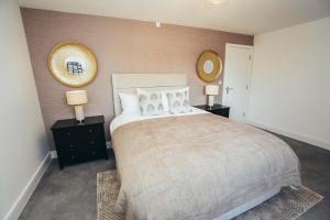 Postel nebo postele na pokoji v ubytování Hen & Chickens Luxury Apartments, Free Parking, By DerBnB