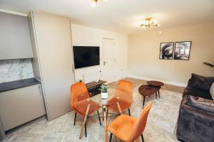 TV a/nebo společenská místnost v ubytování Hen & Chickens Luxury Apartments, Free Parking, By DerBnB