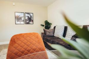 Posezení v ubytování Hen & Chickens Luxury Apartments, Free Parking, By DerBnB + 17 fotografií