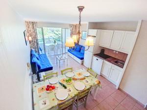 une cuisine et une salle à manger avec une table et des chaises dans l'établissement Apartment Les Rivages de Coudoulière-16 by Interhome, à Six-Fours-les-Plages 57 autres photos