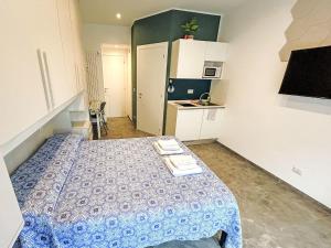 ein kleines Zimmer mit einem Bett und einer Küche in der Unterkunft Studio Blu by Interhome in Rapallo