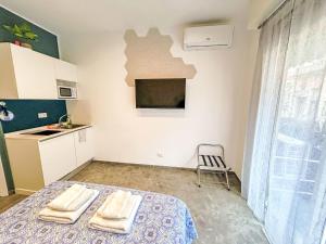 ein kleines Zimmer mit einem Bett und einer Küche in der Unterkunft Studio Blu by Interhome in Rapallo